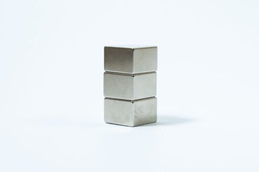 Quantum Levitation and locking magnets