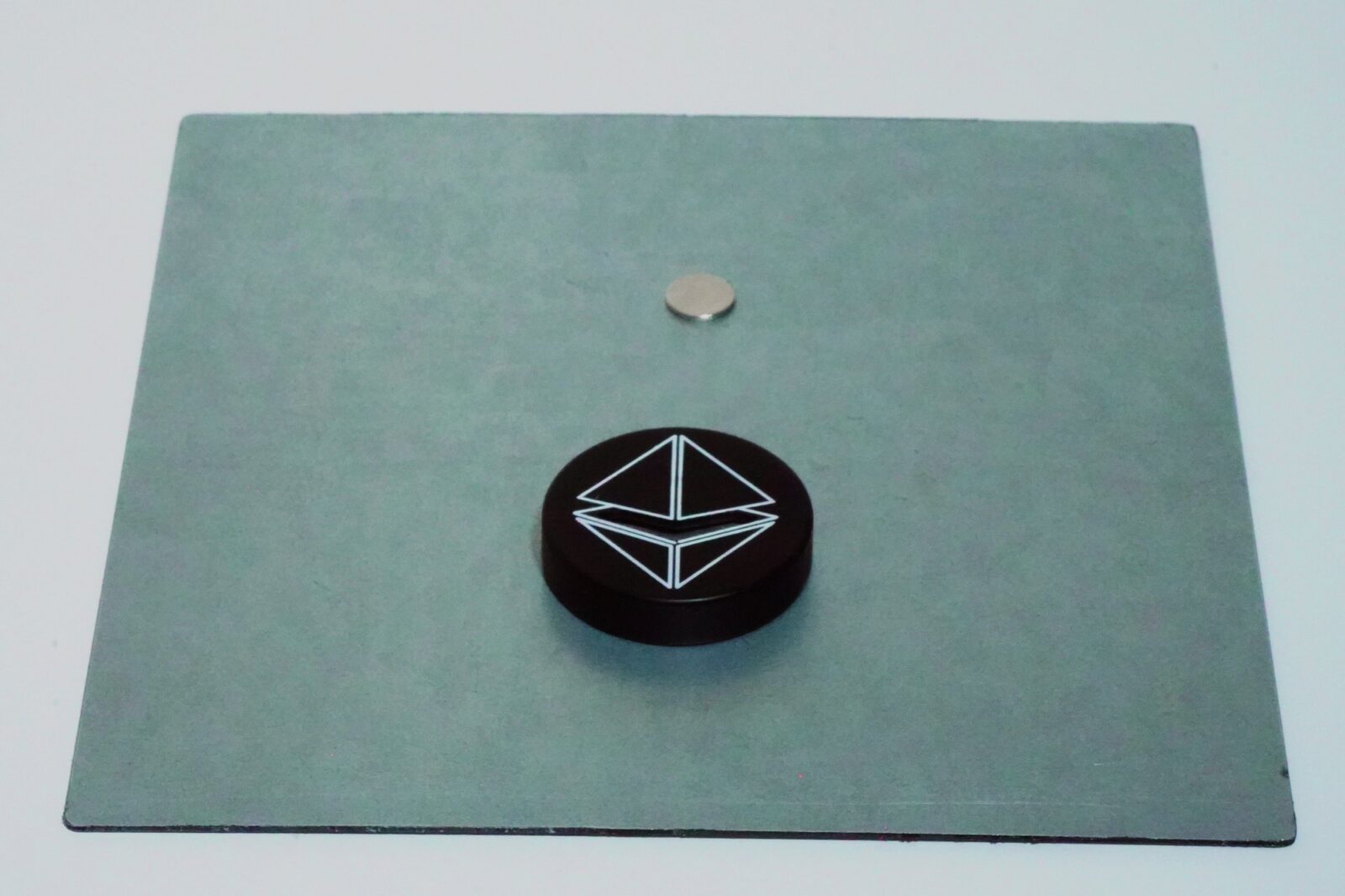 Round Quantum Levitator with a small neodymium magnet