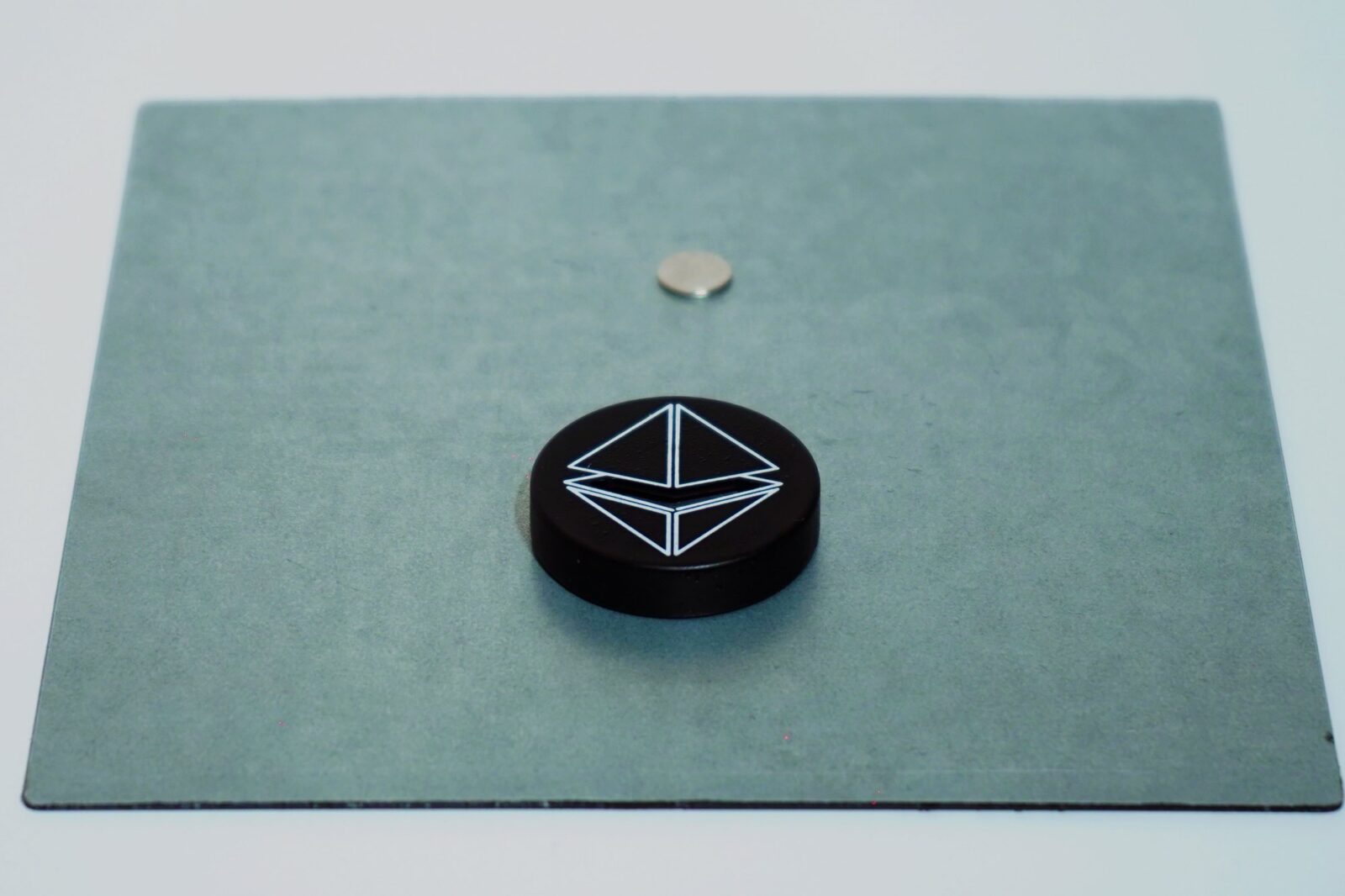Round Quantum Levitator with a small neodymium magnet